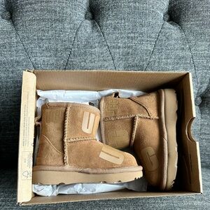 UGG Kids Mini Classic Scatter Bootie size 6